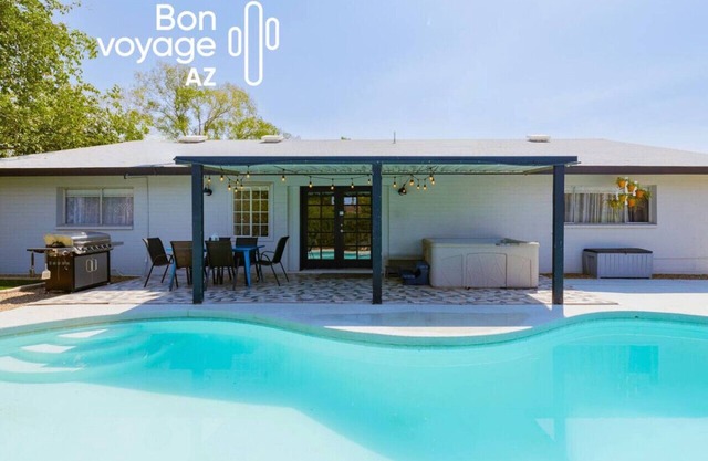 Family house w/pvt pool, hot tub & fenced yard!