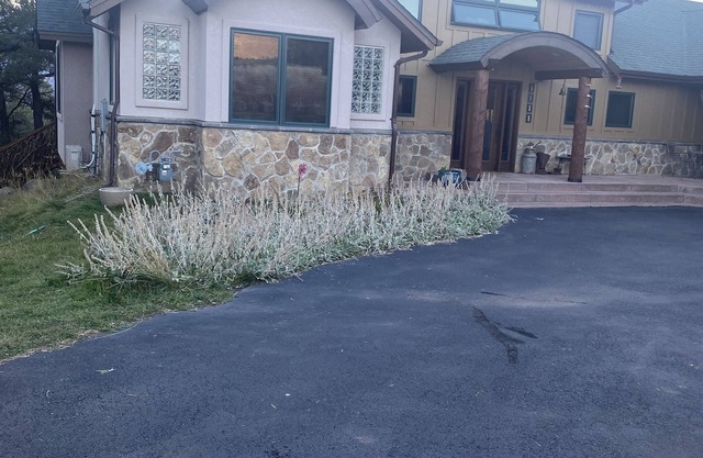 Family mountain home on 3 acres. 3,700 SF.