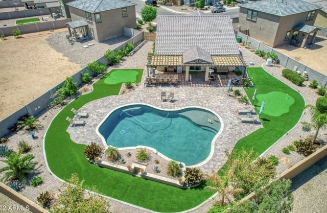 Family Oasis! Pool+Kitchen/bar+outdoor living!