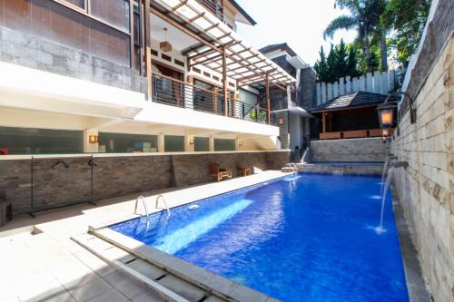 Family Only Villa with Pool & City View - 6BR De Reiz Meily Syariah