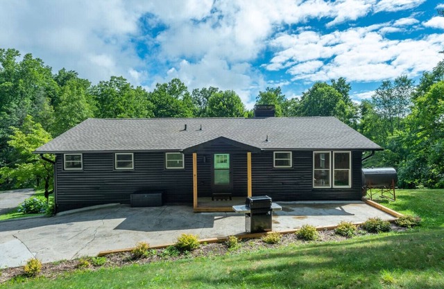 Family Retreat, Fire Pit, Grill, and 4.5 Acres!