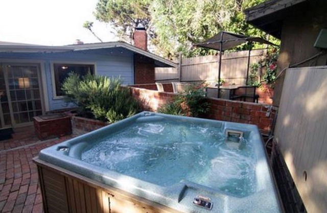 Family Reunions Large Groups 2 homes + Studios Sleeps 29 Volleybal Ct 2 Hot tubs