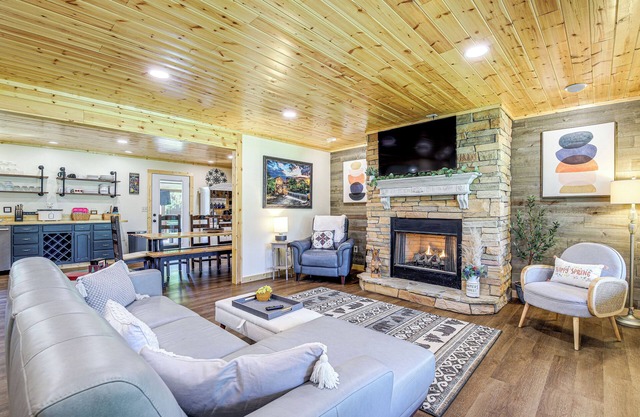 Family Sevierville Cottage w/Game Room & Hot Tub!