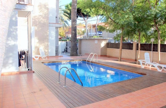 FANTÁSTICO APTO. EN CASTELLDEFELES (Barcelona) CON PISCINA, 5 pers.