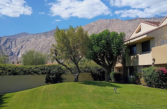 Fantastic 2-bedroom with AC in Palm Springs. Walk everywhere, Casino next door.