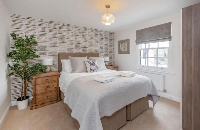 Fantastic 3-bed house with parking