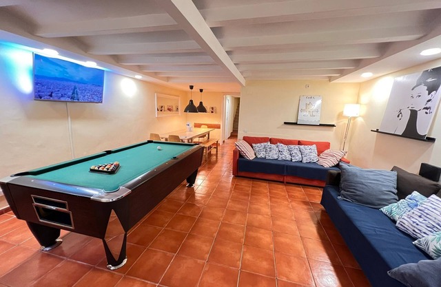 Fantastic Duplex 4BR |Family-Friendly|Terrace Pool Table & Ping Pong 10m Ramblas