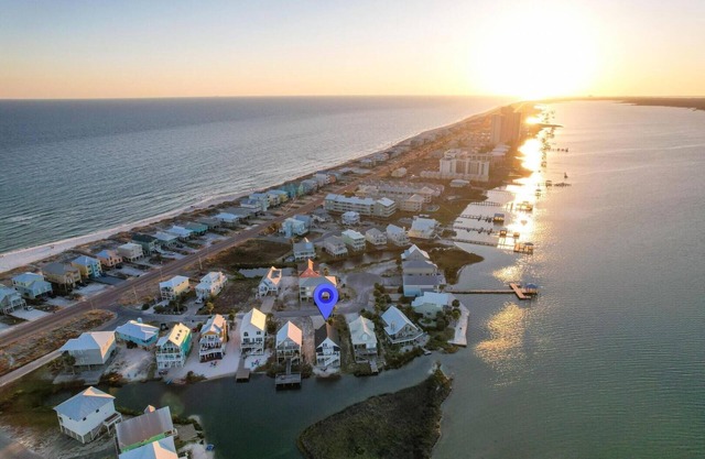 Fantastic Lagoon Views, Steps to the Beach