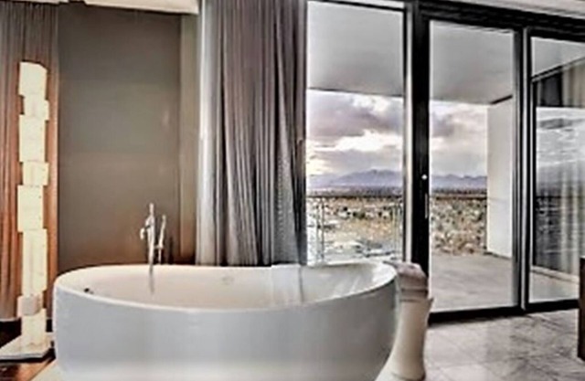 Fantastic Luxury 53rd Fl 1 Bedroom Condo with View