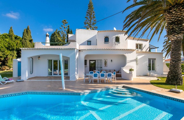 Fantastic pool villa, 3 minutes to the beach, air conditioning, WiFi, safe