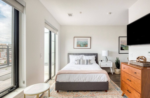 Fantastic Shaw Studio w/Laundry, near Foodie Area, by Blueground