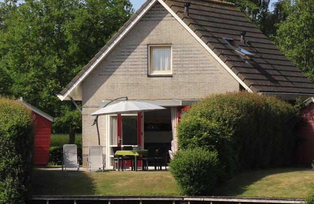 Fantastically situated vacation home directly on the Vliet