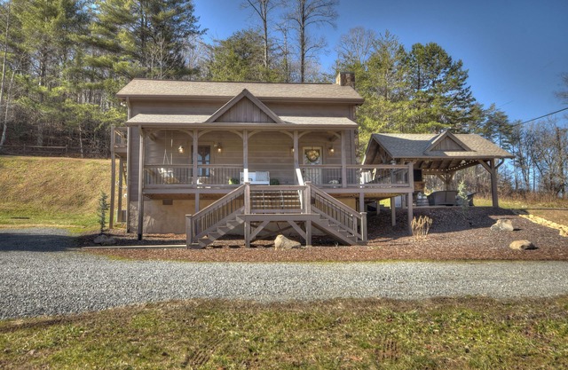 Farmhouse Cabin, Hot Tub, Fireplace Patio w/TV