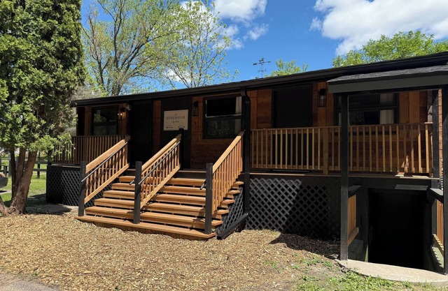 Farmhouse & Cabin - Sleeps 30 people - Trails, Wine Lounge, Firepit, Retreat