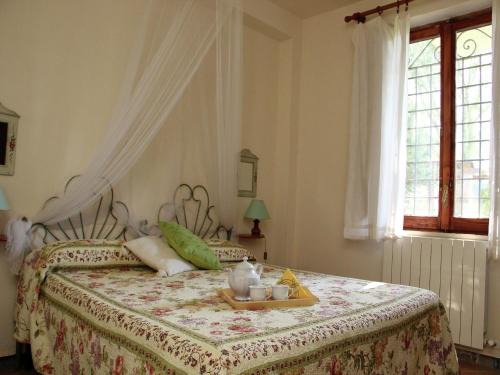 Farmhouse in Marsciano with vineyards olive groves