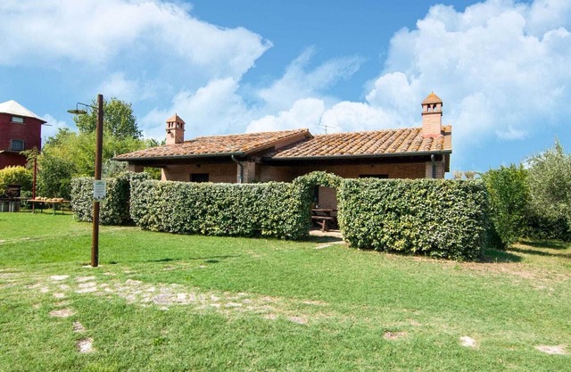 Farmhouse by Lake Trasimeno with Pool