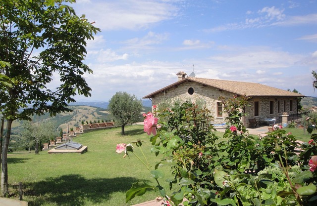 Farmhouse nestled in the green hills of Parco del Monte Subasio