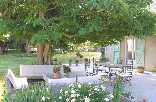 Farmhouse Saint Quenin at the foot of the Ventoux MALAUCENE 84340