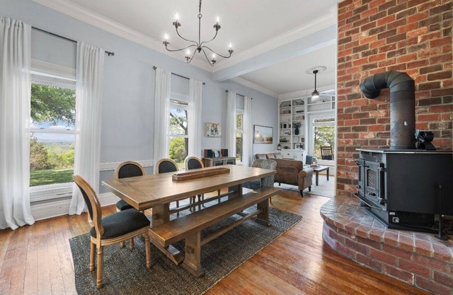 Farmhouse Stay near Waco! Relax with hilltop views, wrap around deck, fire pit!