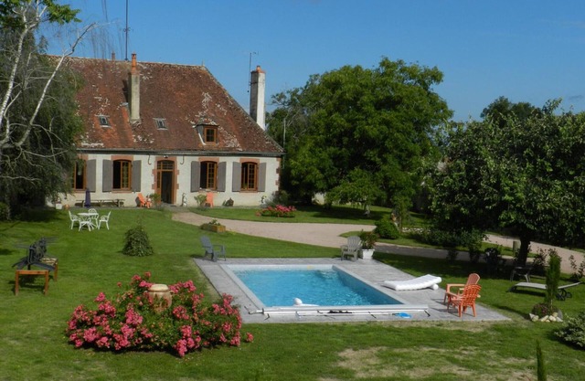 Farmhouse with heated pool, pets allowed