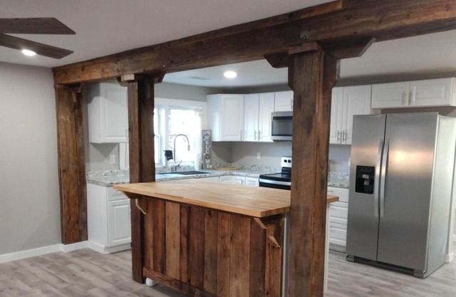 Farmhouse with relaxing space - outside city limits - pets welcome!