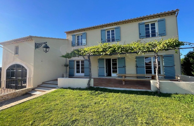 Farmhouse with swimming pool in Provence