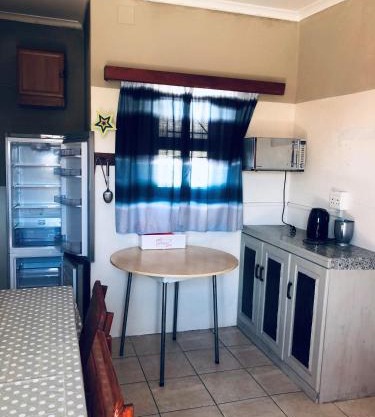 FEATHERS INN GUEST HOUSE