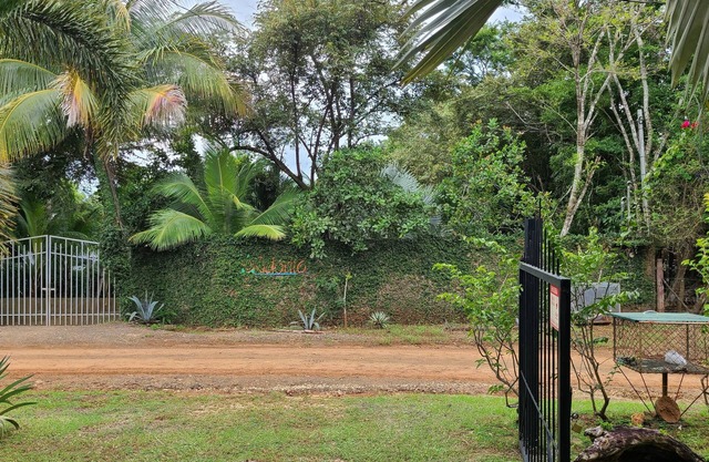 Featuring a private pool and garden views, Casa Mango is located in Playa Junquillal. This vacation home provides a garden. The vacation home is fitted with 1 bedroom and a fully equipped kitchen with a fridge and an oven. Towels and bed linen are off.