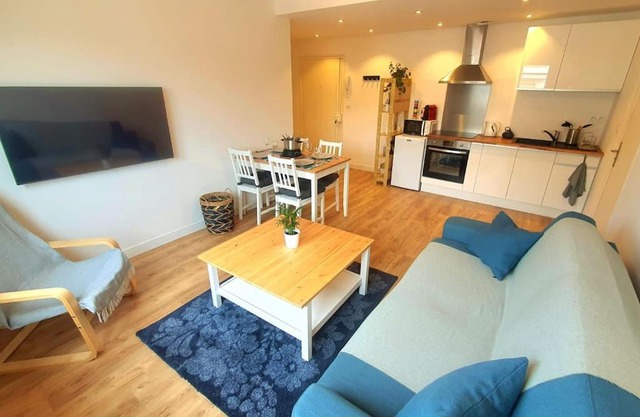 FEEL AT HOME - 1 min from train station modern renovated flat