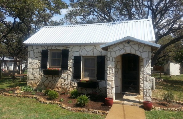 Feel At Home In A Cozy Yet Modern Cottage Located Off The Texas Hwy 90 Winetrail
