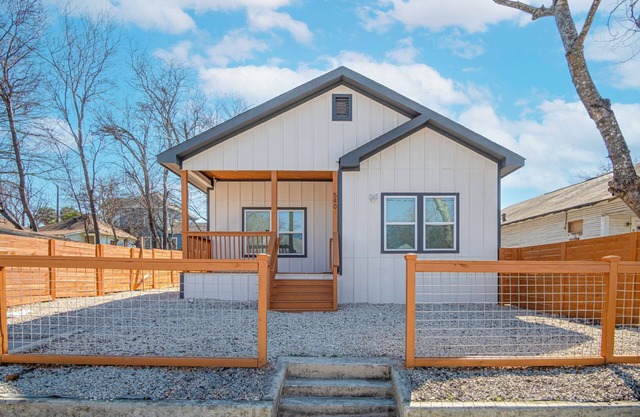 Feel, Chill and Enjoy 4BR/3BA Near Fun Riverwalk!