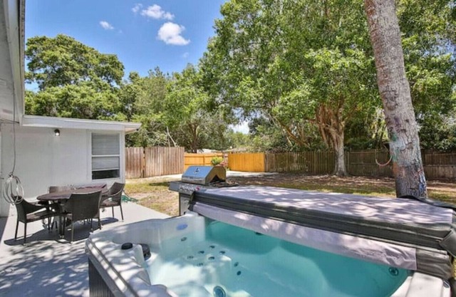 Fenced in w/Jacuzzi Close to Siesta Key Bridge