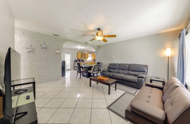 Fenced-In Yard: Home 3 Mi to Hard Rock Stadium!