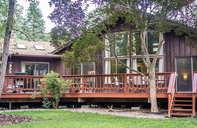 Fenced yard, Large deck, Family Friendly