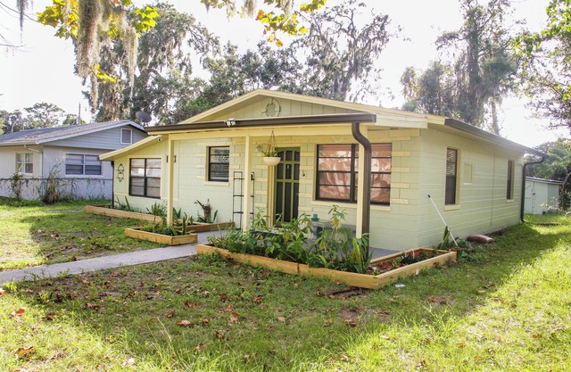 Fenced yard lots of Parking for trailer close to beach 4 bedrooms Edgewater