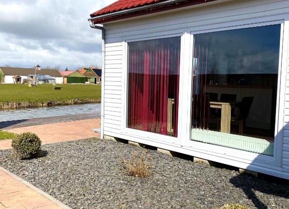 Ferienpark Vislust Modernes Holzhaus am Ijsselmeer mit eigenen Steg