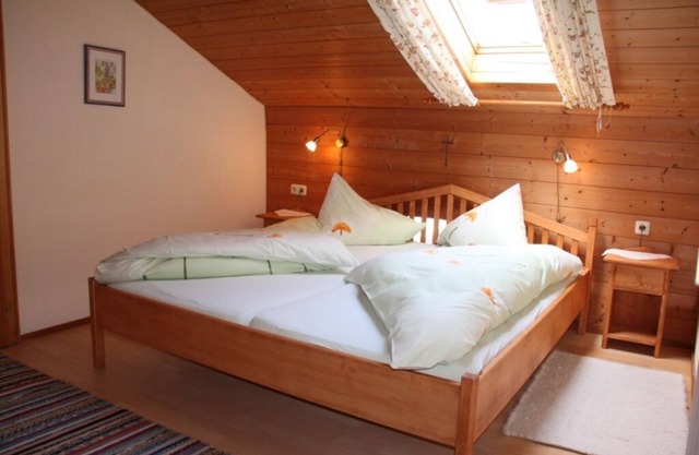 Ferienwohnung bis 4 Personen, Bauernhof, 47qm, Balkon, 2 Schlafzimmer, Wohnküche, SAT-TV = Enzianzimmer