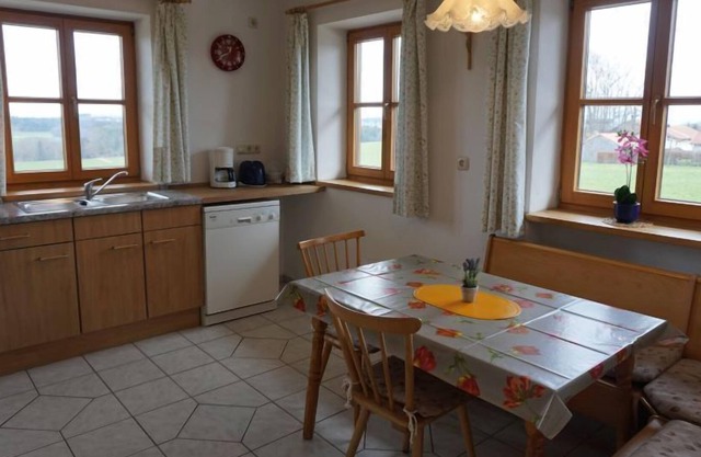 Ferienwohnung mit Balkon, 2-5 Pers. (96m²) 3 Schlafzimmer, Küche mit Eßecke, Wohnzimmer, Sat-TV, 2 Balkone Ost u. Süd