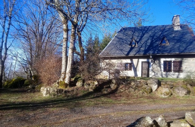 Fermette typique auvergnate dans son écrin d'eau et de verdure