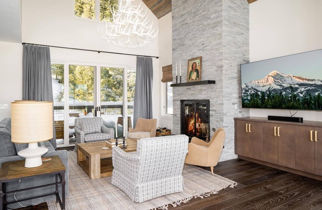 Festive Availability! Luxury Ski-In/Ski-Out Mountain Home with Hot Tub! WiFi!