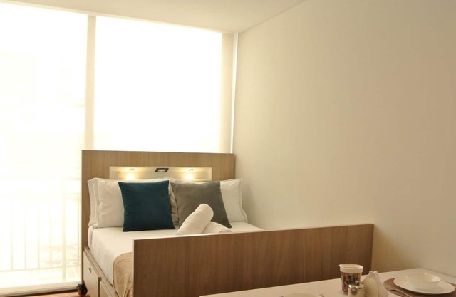 FH ~ Bright studio with balcony. Modern & central.