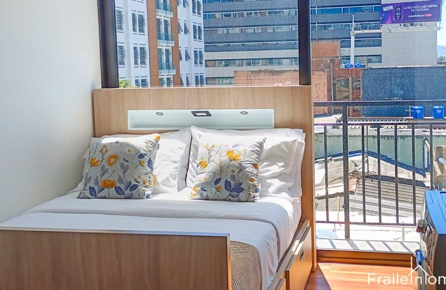 FH~ Cozy & central studio. W/ balcony & great view