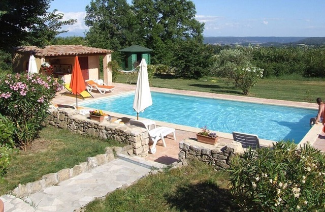 Finca "Maison Tournesol - Mas de bel Air" with Shared Pool & Wi-Fi