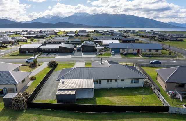 Fiordland Vista Lodge - Te Anau Holiday Home