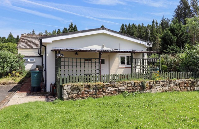 FIR TREE COTTAGE, pet friendly, with a garden in Otterburn