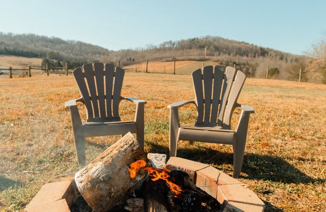 FIRE PIT, FENCED YARD, FIREPLACE, HOT TUB, 100 meg internet, LAKE CUMBERLAND
