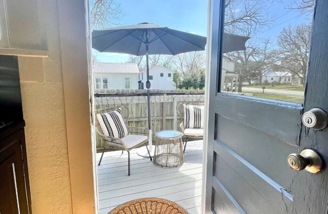 Fire Pit + Walk to Downtown Square + Sleeps 5