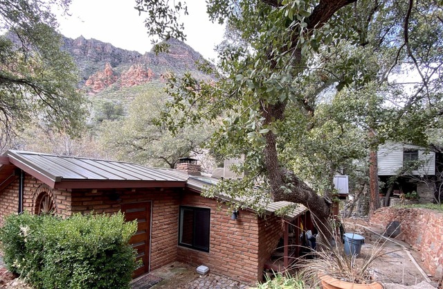 *Fireplace *Gary's Place on Oak Creek *BBQ *Minutes form Slide Rock *West Fork *Uptown Sedona
