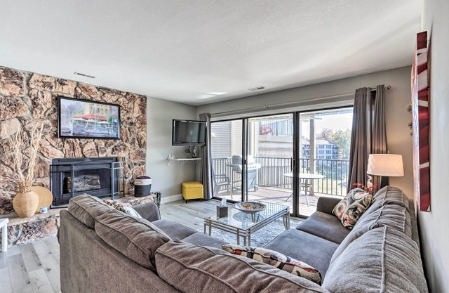 Fireplace & Grill: Bright Lake Ozark Condo!