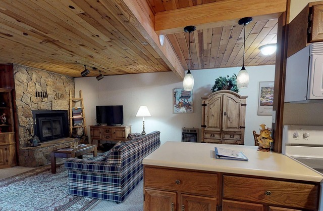 Fireplace | WiFi | Close to Lifts | Windchimes 204